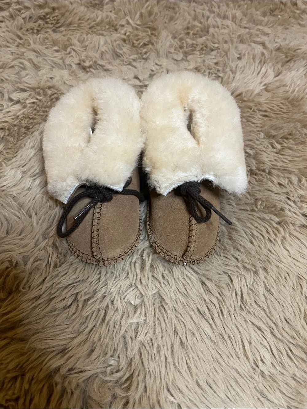 Minnetonka Kids Tan Moccasin Booties with Cream Fur Cuff